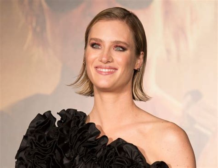 Unveiling Mackenzie Davis' Wife: A Journey of Love and Partnership